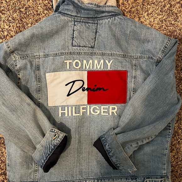Tommy Hilfiger Light wash fleece lined Jean jacket - Picture 2 of 7
